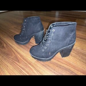 Black ankle heeled boots 👢 By Divided ~ Size 8